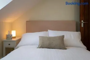 Perfect Booking 3 Bed Home with Beautiful Garden - Image 2