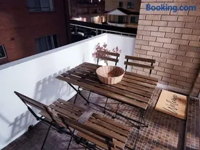 Central 2BR Apartment | Balcony & 3 Beds - Image 1