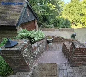 Maison spacieuse pour famille près de Brighton avec jardin - Image 2