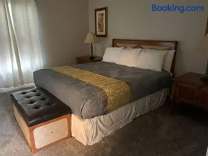 Luxury Pool with King beds Near Shops and Dining - Image 1