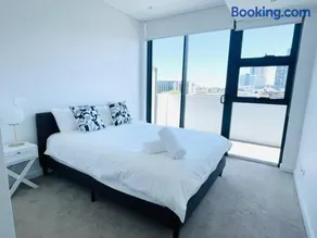 Stylish Chatswood 2BR Apartment with 3 Beds, Gym, Near Metro - Image 1