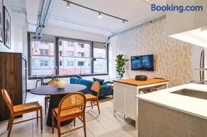 DTLA 2BR Loft with Hot Tub & Rooftop Pool! - Image 3
