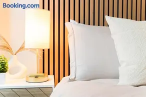 North Vancouver Retreat, Cozy & Central, Walk to Lonsdale & Seabus - Image 3