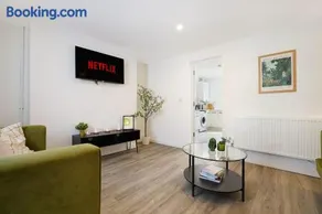Bright 2BR Sleeps 4 Strong Wi-Fi by Stay With Us - Image 1