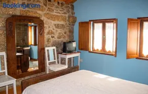 Spacious Family House in Nogueira with Garden - Image 4