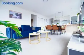 Spacious 5BR Home for Family & Group in Logan Reserve, 30min to Gold Coast - Image 2