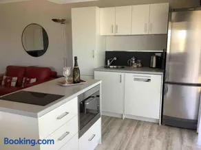 Fabulous 2 Bedroom Apartment Great ocean Views - Image 4