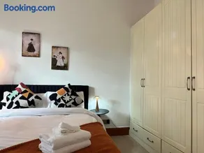 Elegant One Bedroom Apartment - Image 2