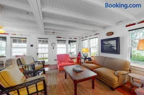 Waterfront dog-friendly cottage with amazing views, deck, grill, & washer/dryer - Image 1