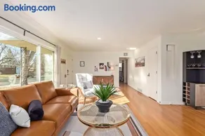 NEW! 1958 Chic Mid-Mod House - Image 4