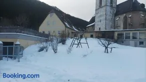 Pool, Pokale, Sauna, Billard, Kirche u. viel Natur - Image 1