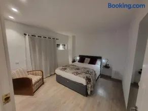 Piso céntrico de 3 habitaciones con terraza y vistas - Image 1
