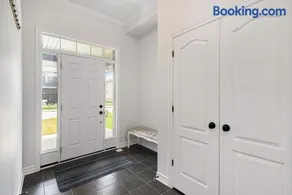 Fully Furnished 4 Bedroom House in Ottawa - Image 2