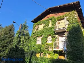Dinky's apartment with a balcony overlooking the woods - Image 3