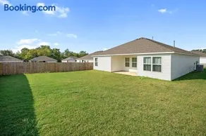 Stylish and Luxuriously Furnished 3BedRoom Getaway - Image 2