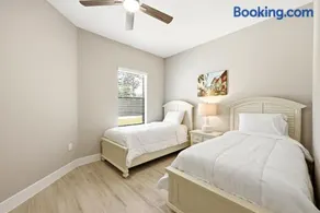 Cozy & Elegant 3BR Home - Image 3