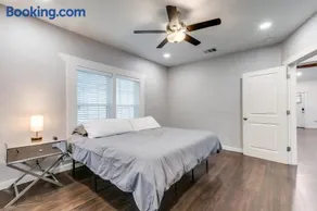 8 mins to Riverwalk, fenced backyard, pets allowed, king bed - Image 5
