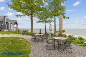 Lakefront Beach House - Sauna & Steam Pod Retreat - Image 2