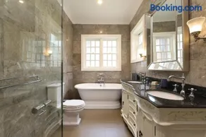 Best Place to Stay Grand Sydney Castle Home, Wedding, Business Conference, Work Stay, Family Reunion Sleeps 25 plus - Image 4