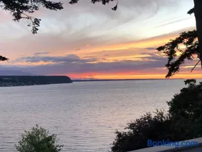 Waterfront, Sunsets and Mountains - Image 3