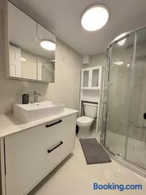Modern Studio-Patio & BBQ-Parking Included - Image 3