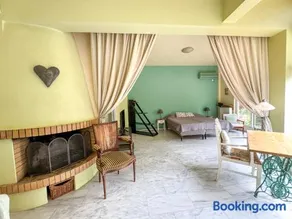 Charming Sunlit Apartment with Garden Views - Image 2