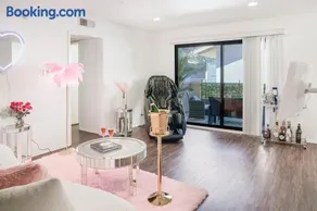 Luxury Pool View Spa Suite-Massage Chair-Steam Sauna-Welcome Champagne ! - Image 2