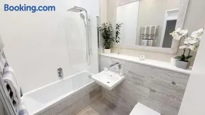 3 Bed Flat Battersea Square with Balcony & Parking - Image 3