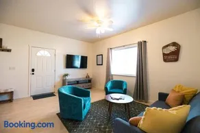 Peaceful Townhome Fast WiFi Enclosed Garage - Image 2