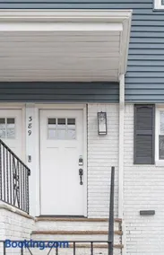 Cozy Home, 17 min from NYC, 2 Parking Spaces - Image 4