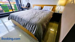 S01 SUITE KING SIZE Premium Frente al TEC CEM con Cocineta WiFi Balcón Parking Terraza - Image 2