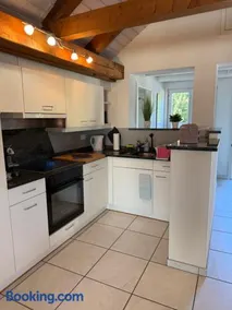 Schöne Dachwohnung möbliert und mit Parkmöglichkeiten - Image 4