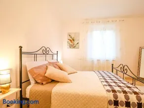 The Cozy Apartment - Wi-Fi, Smart TV, Free Parking - Image 3
