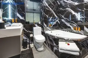Luxury Cosy Garden Suite - Spa-Bath - Image 3