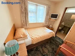 Hylands Hotel Single Room with Shared Bathroom & Free Parking - Image 4
