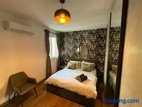 Airport Accommodation Bedroom with your own private Bathroom Self Check In and Self Check Out Air-condition Included - Image 2