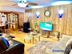LGA airport 3 mins, Vacation 3 BR Duplex House, Parking and private backyard, 9mins subway! - Image 2