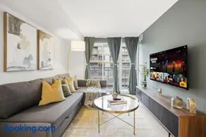 Lux King Suite, CN Tower, Sleeps 5 with Parking! - Image 1