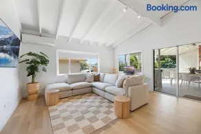 Stylish & Central Coastal Apartment - Image 5