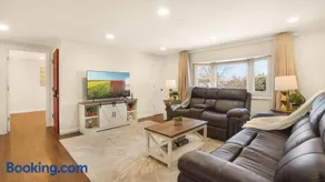 Upgraded Haven with Free Parking! Close to the Airport! - Image 2