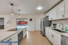 5BR w Pool & Hot Tub 5-min Walk to Lake Ray Hubbard - Image 4