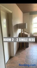 GOLDEN HILL Quiet Spacious Rooms, Garden, Shared Kitchen - Image 3