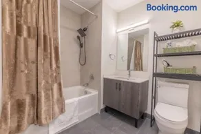 Opulence in Olive with Free Parking, 2 BR 2 baths Suite, 5 beds and Sleeps 8 - Image 5