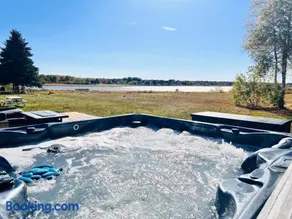 Waterfront Cottage ''The Dream'' with Hot Tub, near Parlee Beach - Image 3