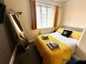 The Tudors Modern 3-Bed Home with Fast WiFi, Private Drive & Near Town Center - Image 2