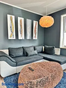 Großes City-Ferienhaus mit Terrasse, Grill und Parkplatz F19 - Image 3