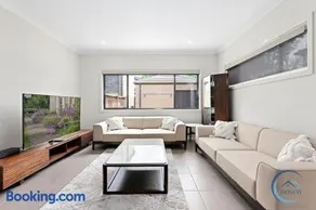 Cozy 4BR Family Haven Walk to Penrith CBD&Train - Image 1
