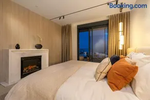 Luxury Penthouse with Jacuzzi, Sea View and Gym - Image 3