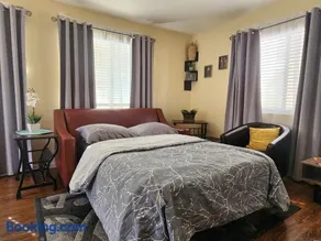Charming 1-bed apt, cook-ready kitchen, laundry, 5-8 mins to U of A and Downtown - Image 3