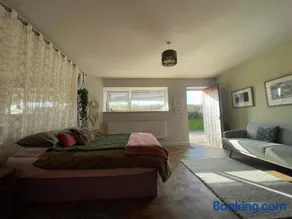 "The Studio" Contemporary studio with organic swimming pool - Image 2